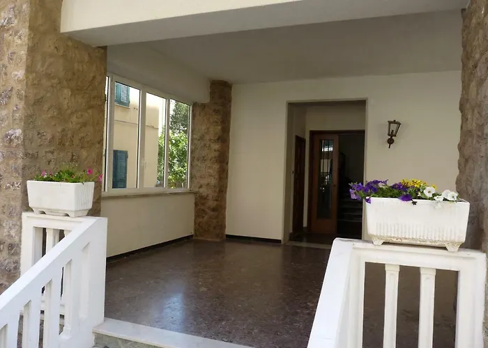 Flamingo & Cactus By The Sea 레반토