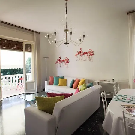 Flamingo & Cactus By The Sea Apartment