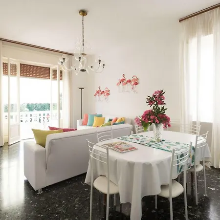 Flamingo & Cactus By The Sea Apartment